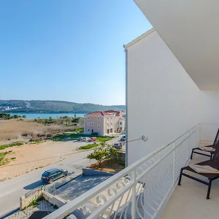 Bridge And Beach شقة *