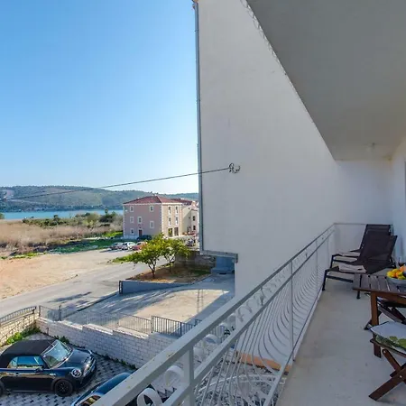 Bridge And Beach شقة