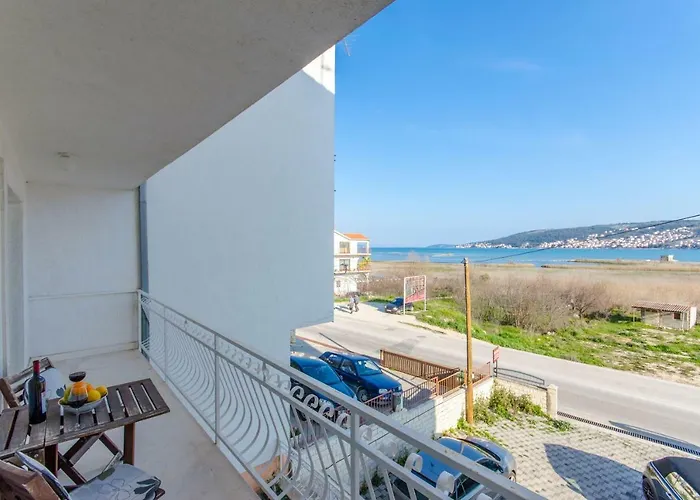 Apartman Bridge And Beach