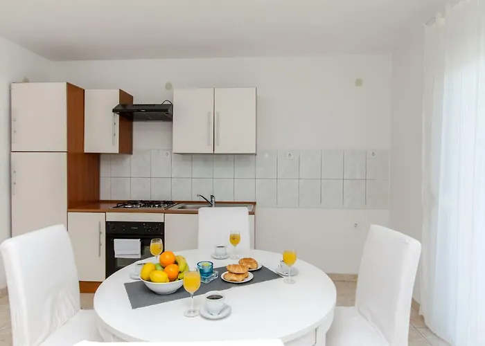 Bridge And Beach Apartman *