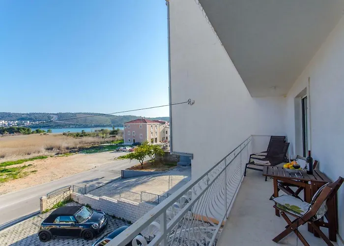 Bridge And Beach Apartman